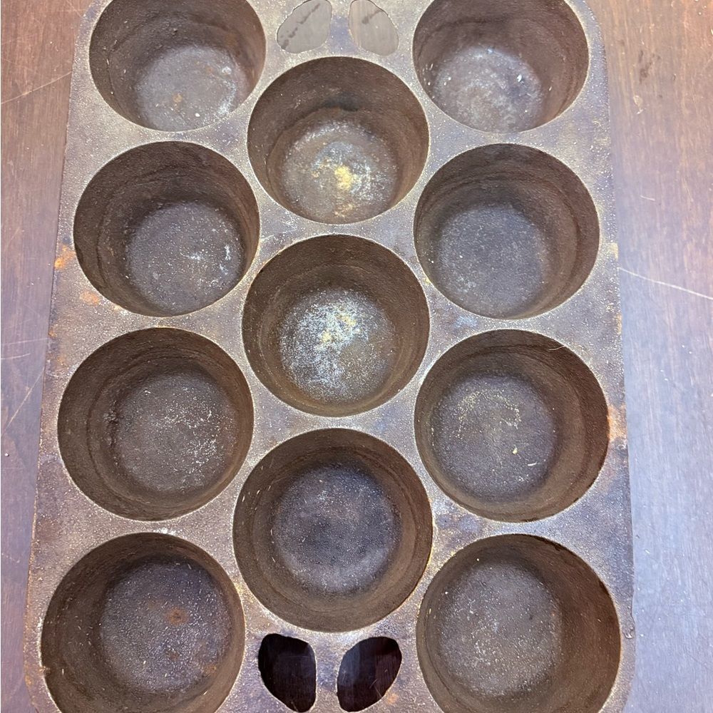Vintage Cast Iron Pop Over Muffin Pan - 11 Cup